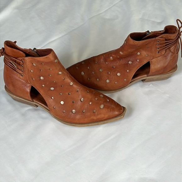 NWOB Antelope Brown Leather Cut Out Ankle Booties Style 391 - Picture 1 of 11